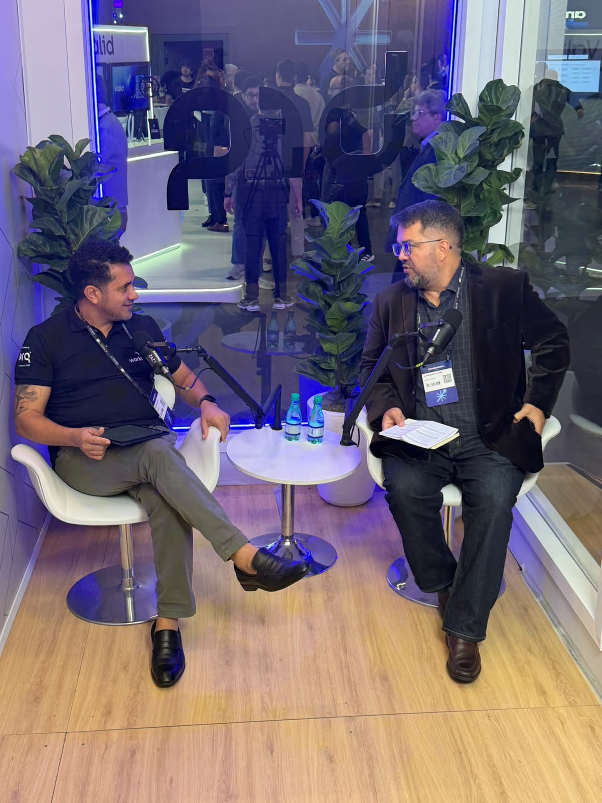 César Nascimento entrevista Alexandre, do Banco Hyundai, na Febraban, sobre o uso de agente de IA no financiamento de veículos.
